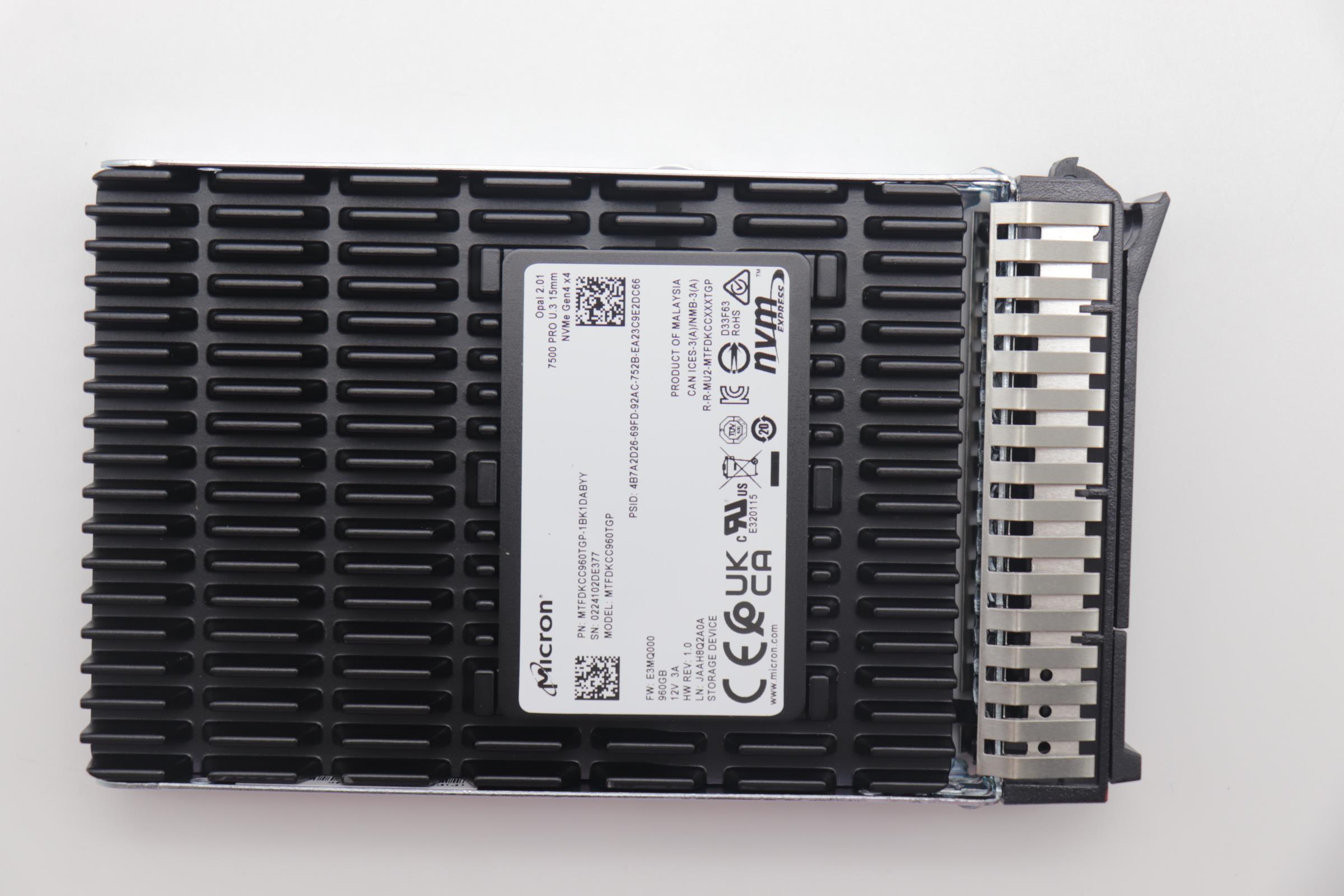 SSD накопитель Lenovo ThinkSystem 2.5" U.3 7500 MAX 800GB Mixed Use NVMe PCIe 4.0 x4 HS SSD (03NA476)