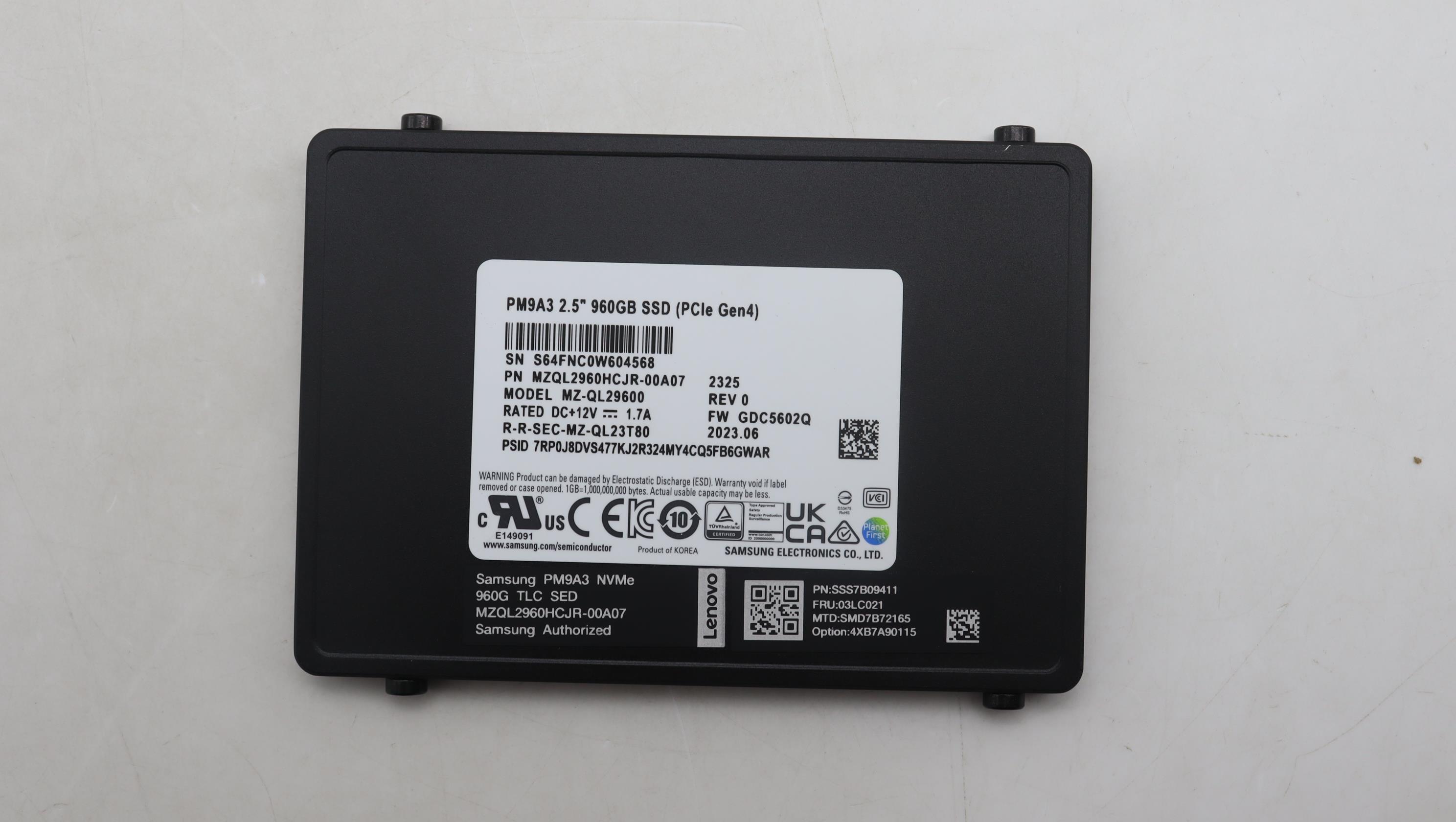 SSD накопитель Lenovo ThinkSystem 2.5" U.2 7mm PM9A3 960GB Read Intensive NVMe PCIe 4.0 x4 Trayless SSD (03LC021)