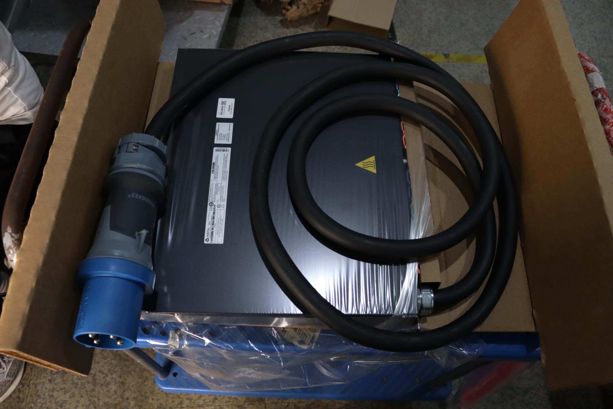 Блок питания Lenovo PDU, 1U, Vertiv, 1U 12 C19/C13 switched and monitored 60A 3P Delta PDU (03GX411)