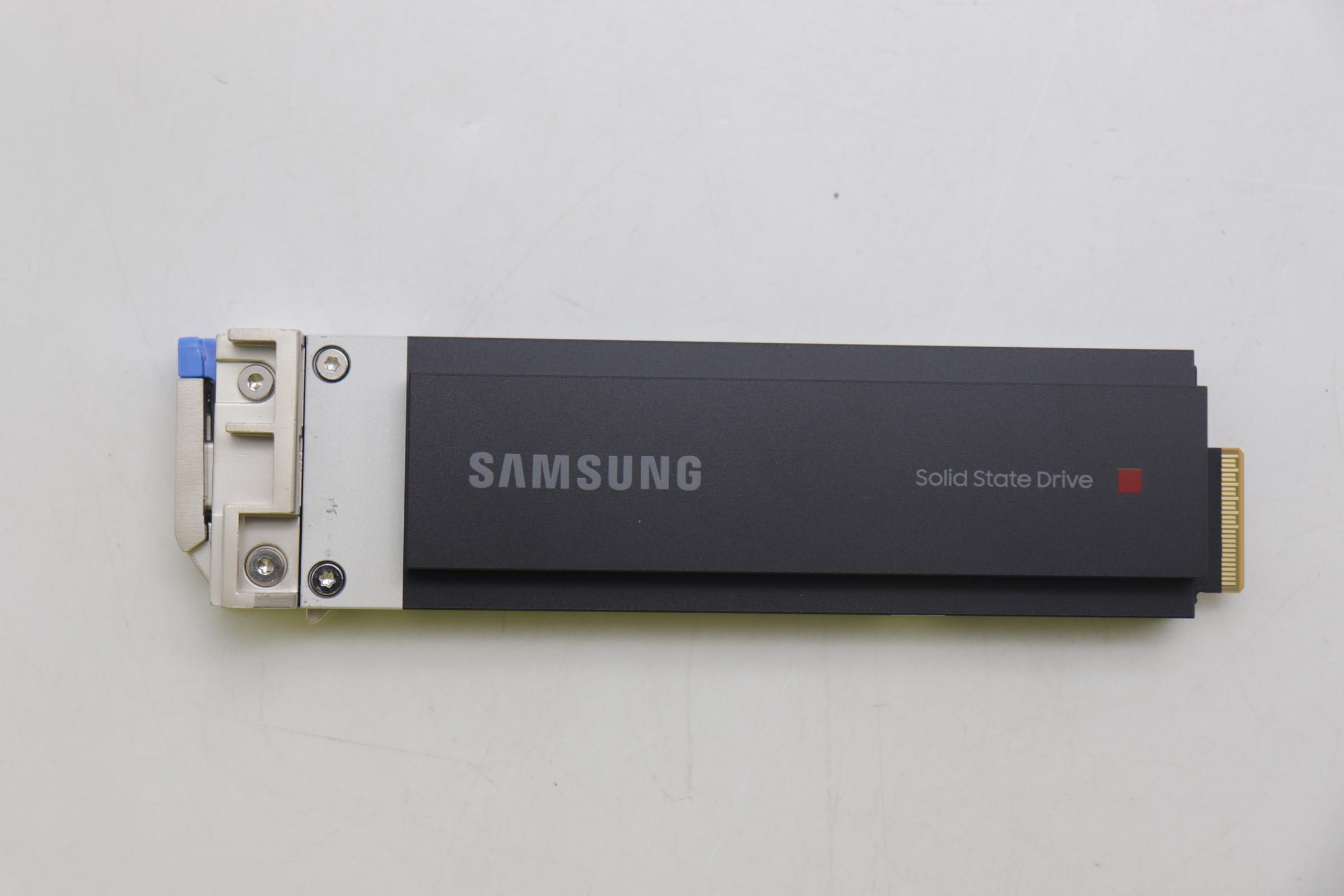 SSD накопитель Samsung PM9A3 4T MZCL23T8HCLS-00AMV E1.S 15mm SSD CSP M1-S2284 AVAP (03LF376)