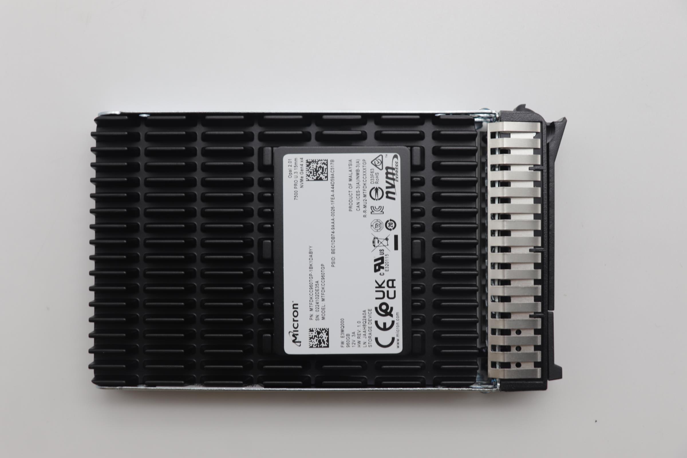 SSD накопитель Lenovo ThinkSystem 2.5" U.3 7500 PRO 960GB Read Intensive NVMe PCIe 4.0 x4 HS SSD (03NA471)