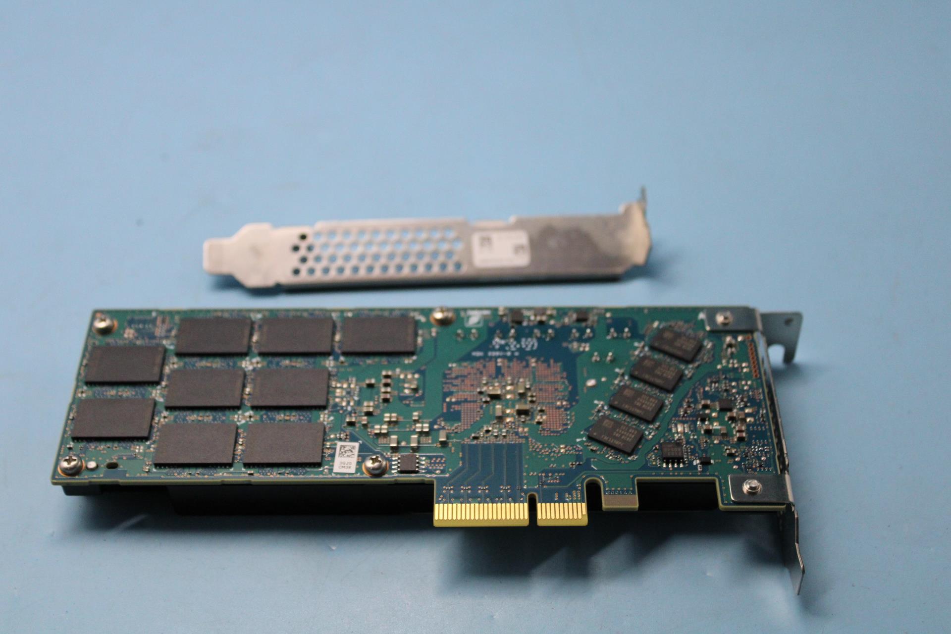 SSD накопитель Lenovo ThinkSystem HHHL Kioxia CM5-V 3.2TB Mainstream NVMe PCIe3.0 x4 Flash Adapter (02YE092)