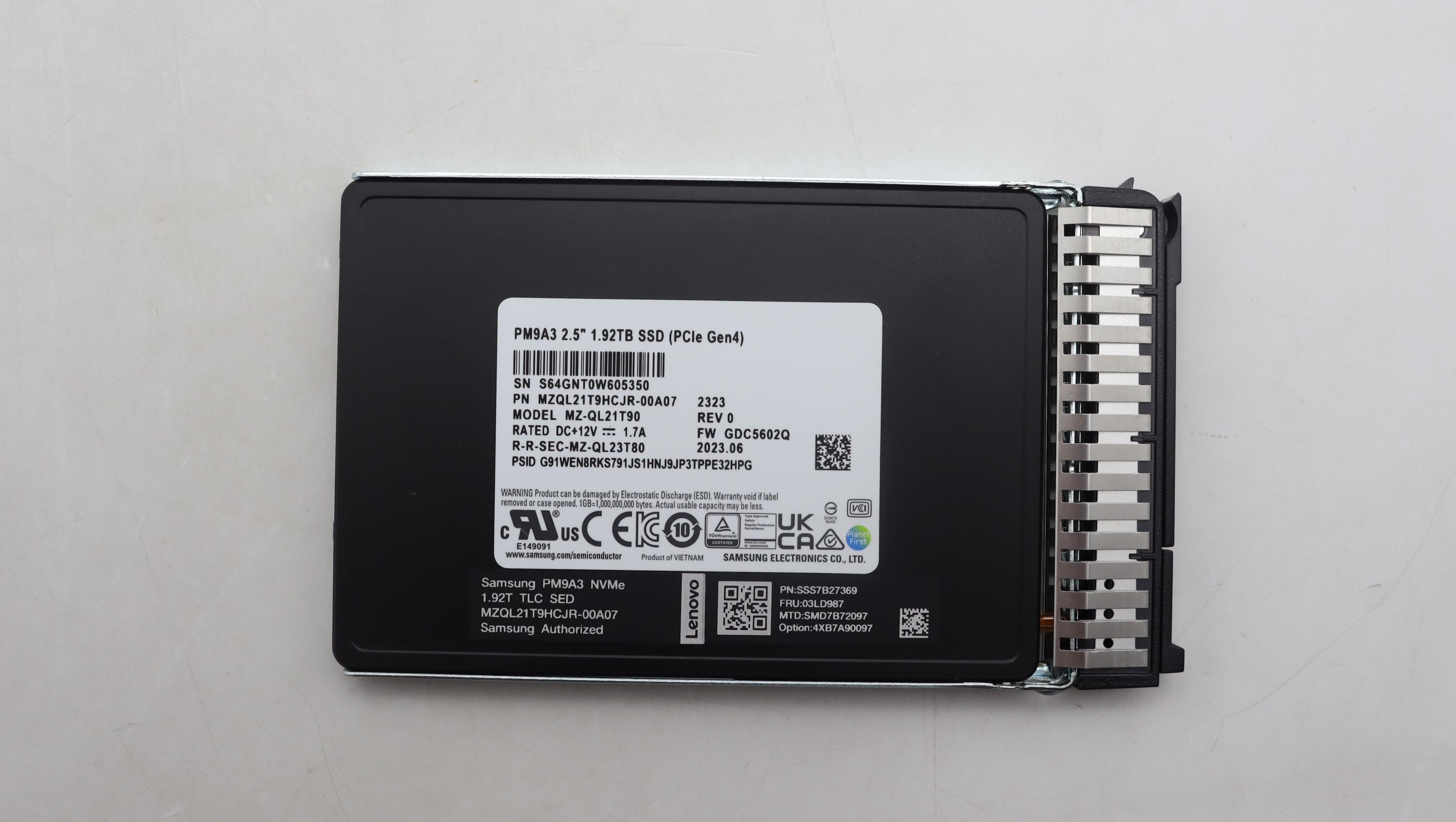 SSD накопитель Lenovo ThinkSystem 7mm U.2 PM9A3 1.92TB Read Intensive NVMe PCIe 4.0 x4 HS SSD (03LD987)