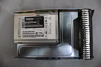 SSD накопитель Lenovo ThinkSystem 3.5" KCM51V 3.2TB Mainstream NVMe PCIe 3.0 x4 Hot Swap SSD FRU (01PE212)